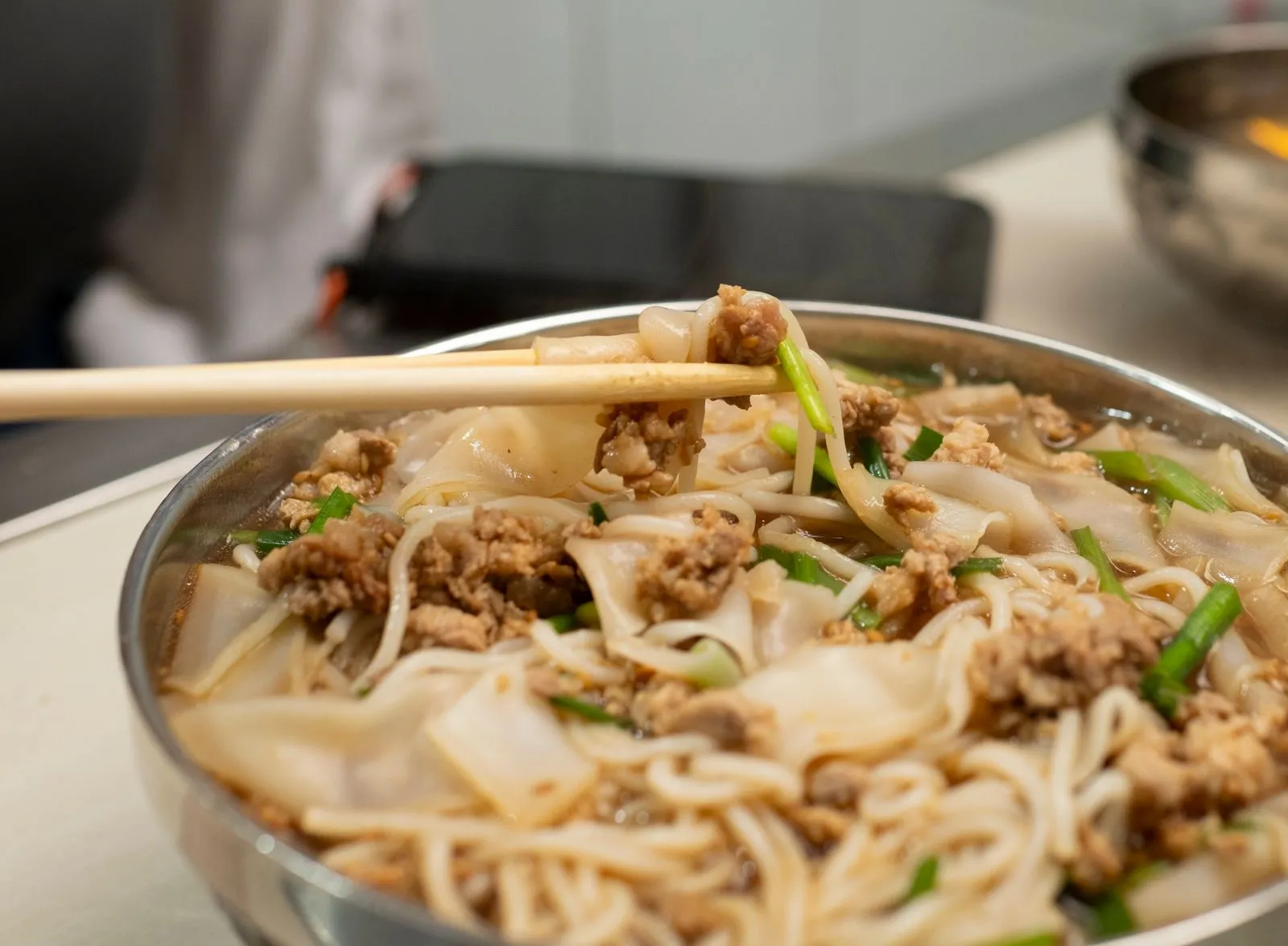 Crossing-bridge rice noodles, Yunnan's signature dish