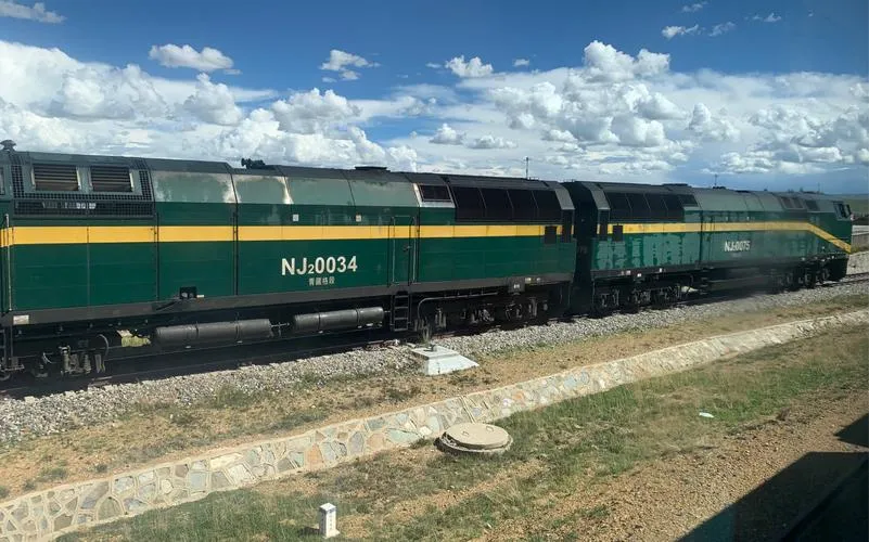The Qinghai-Tibet railway approaching Lhasa