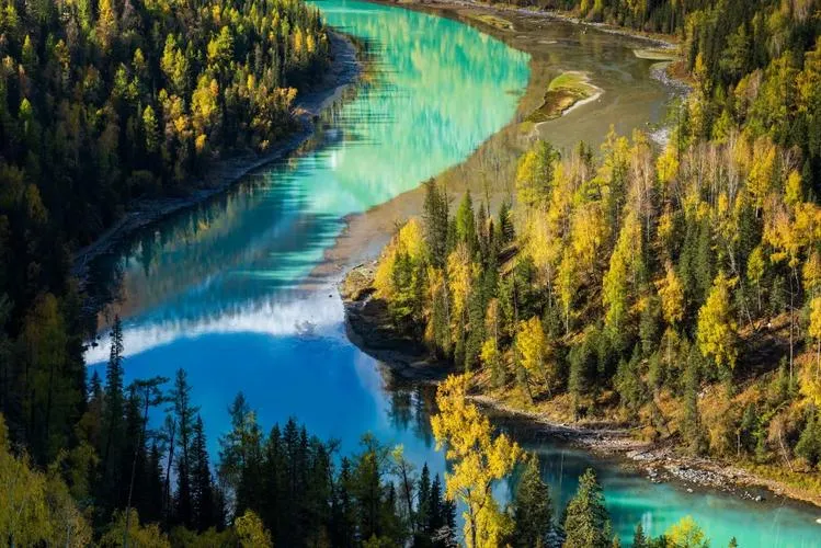 Moon Bend S-curve of the Kanas river in autumn