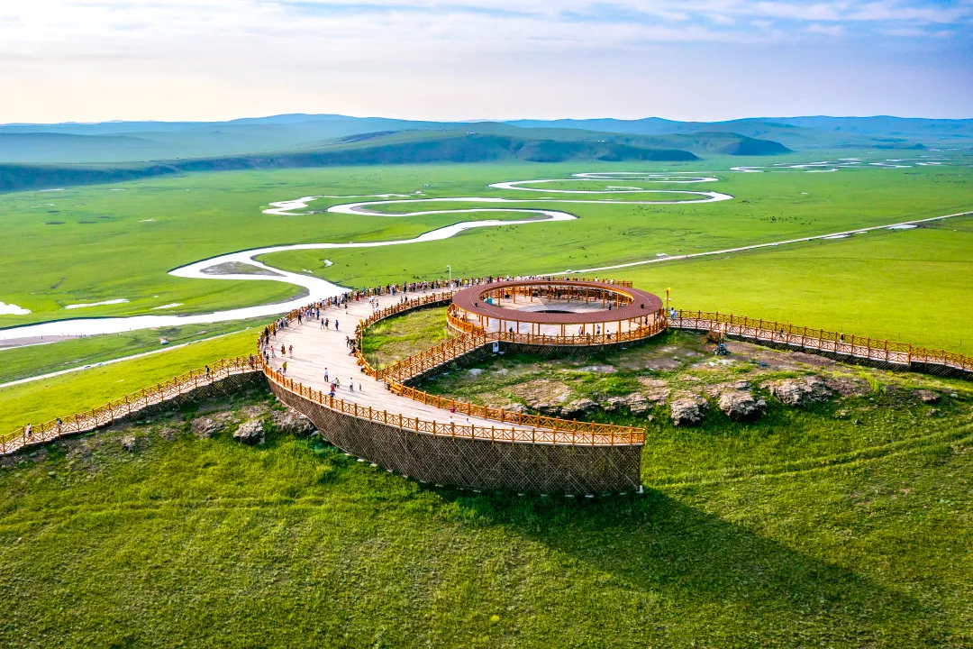 Viewing deck above the winding Morigele river