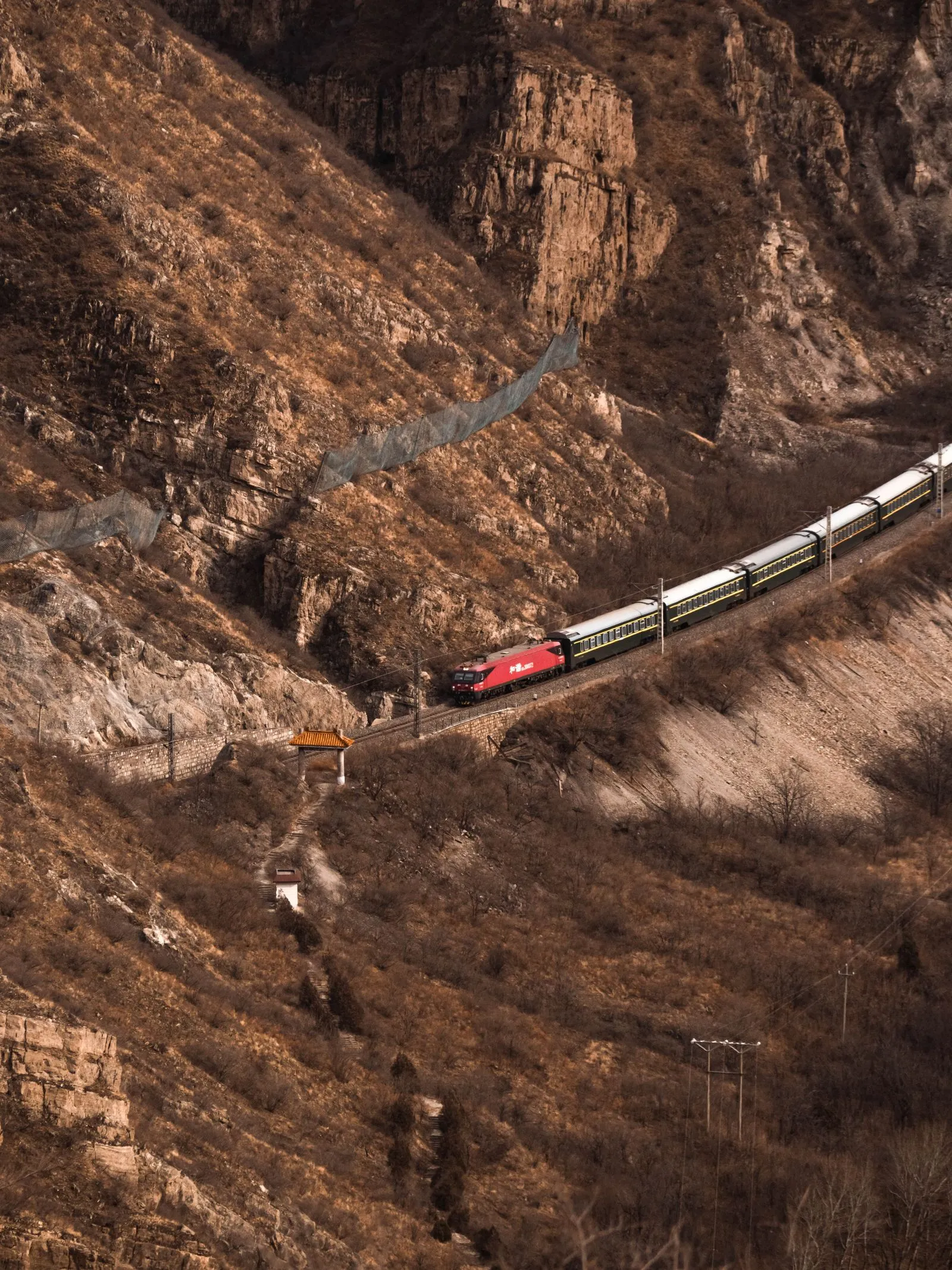 The Qinghai–Tibet railway approaching Lhasa