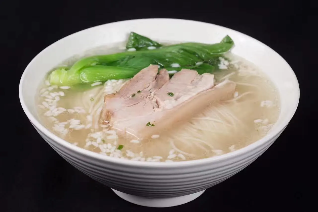 Fengzhen darou mian — clear broth under melting pork belly, Suzhou's all-year noodle