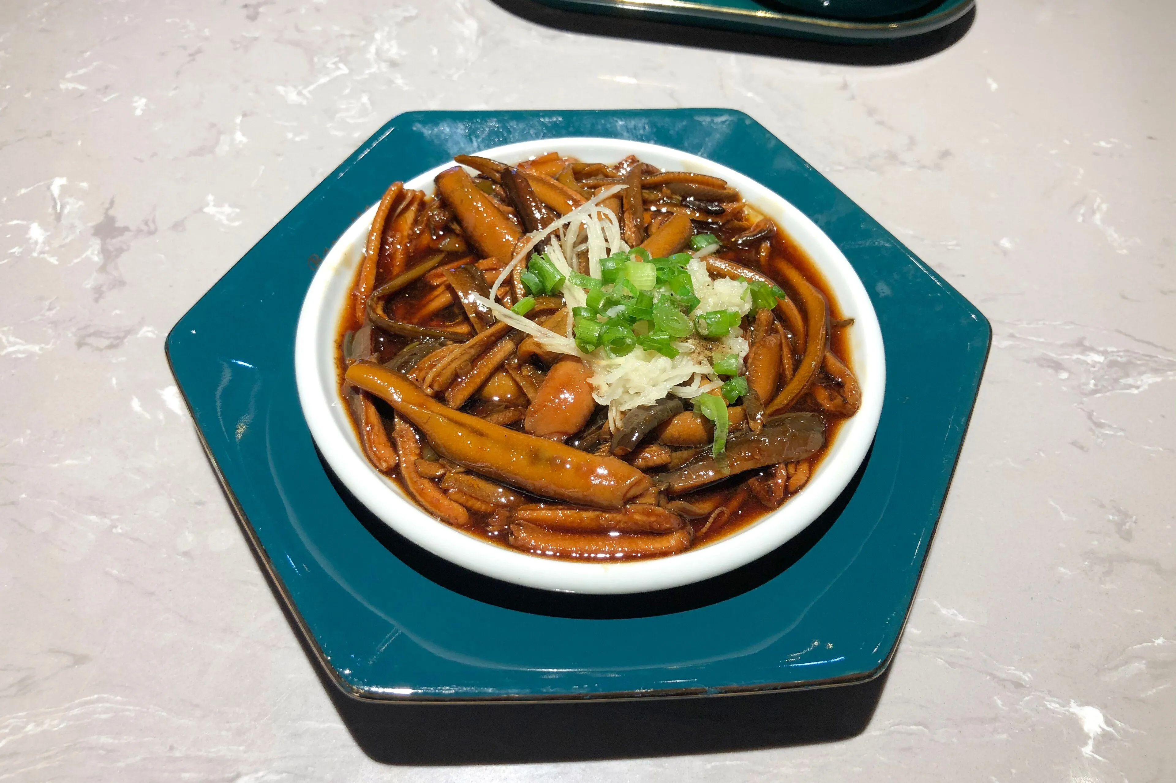 Xiangyou shanhu — shredded eel finished with sizzling hot oil poured over at the table, Suzhou