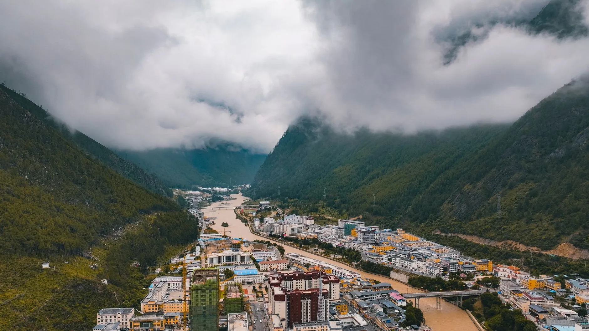 Motuo county town in the Yarlung Tsangpo gorge